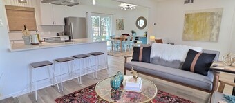 Remodeled home with firepit! 1 mile to Randolph AFB & 3 parks!
