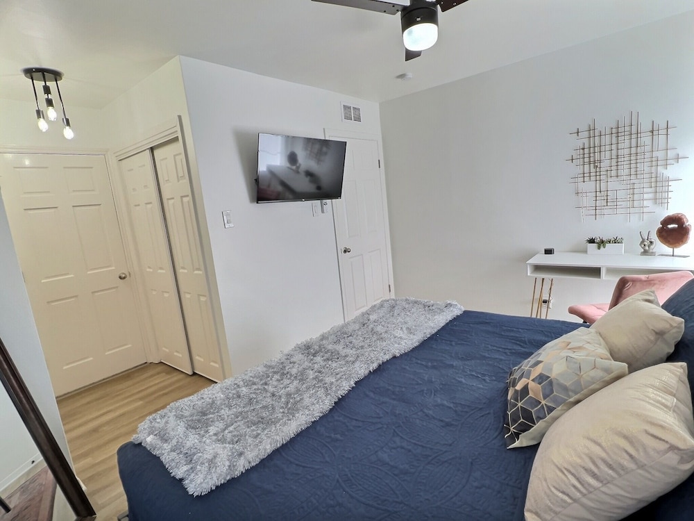 Remodeled home with firepit! 1 mile to Randolph AFB & 3 parks