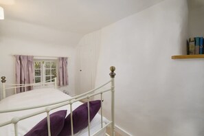 3 bedrooms, iron/ironing board, travel crib, WiFi - Beautiful Thatched Cottage in Heart of Dartmoor (Newton Abbot)