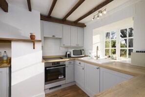 Fridge, microwave, oven, stovetop - Beautiful Thatched Cottage in Heart of Dartmoor (Newton Abbot)