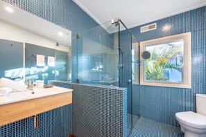 Bathtub, hair dryer, towels, shampoo - Delightful 4-Bed Home near Centennial Park (Queens Park)