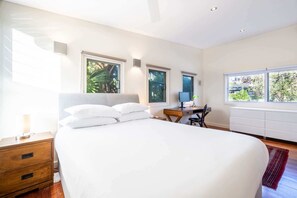4 bedrooms, desk, iron/ironing board, WiFi - Delightful 4-Bed Home near Centennial Park (Queens Park)
