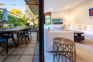 Outdoor dining - Delightful 4-Bed Home near Centennial Park (Queens Park)