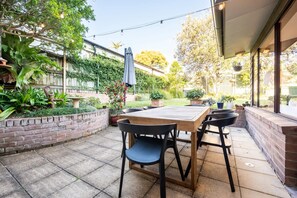 Outdoor dining - Delightful 4-Bed Home near Centennial Park (Queens Park)