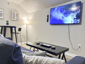 Living area - PRIME location w/Great Wifi and Free Parking! (Pittsburgh)