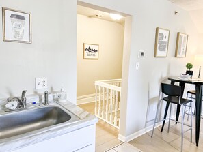 Interior - PRIME location w/Great Wifi and Free Parking! (Pittsburgh)