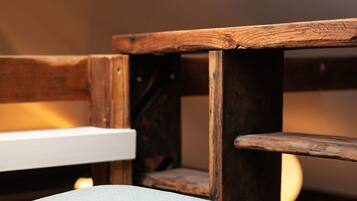 2 bedrooms, travel cot, free WiFi, bed sheets