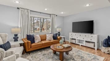 Una televisión, una oficina