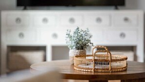 A dining table with two woven baskets and a potted plant. - Spacious Family Haven - Walk to Downtown & JBU (Siloam Springs)