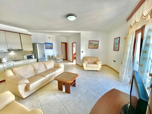 Grand appartement, 3 slaapkamers, uitzicht op zee | Woonruimte | Een 70-cm televisie met kabelzenders
