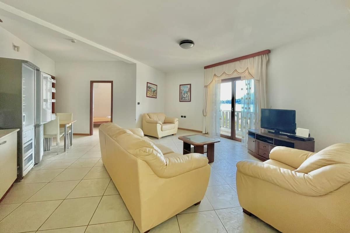 Departamento Grand, 3 habitaciones, vista al mar | Área de sala de estar | Televisión de 70 cm con canales por cable