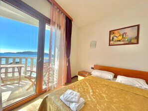 Grand appartement, 3 slaapkamers, uitzicht op zee | 1 slaapkamer, een kluis op de kamer, geluiddichte muren