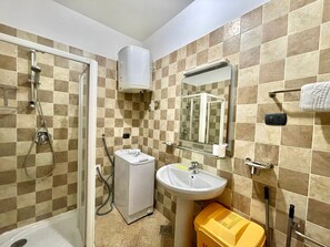 Standaard appartement, 1 slaapkamer, gedeeltelijk uitzicht op zee | Badkamer | Een douche, handdoeken