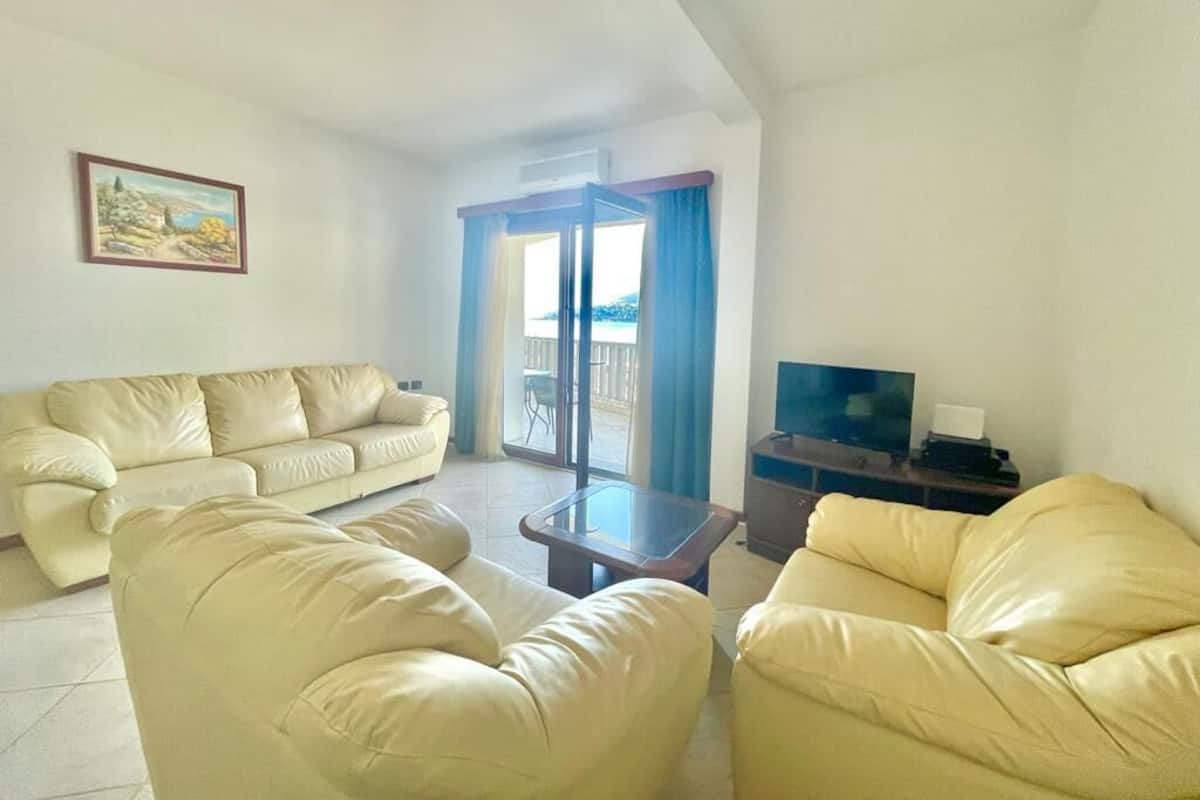 Departamento Confort, 1 habitación, vista al mar | Área de sala de estar | Televisión de 70 cm con canales por cable