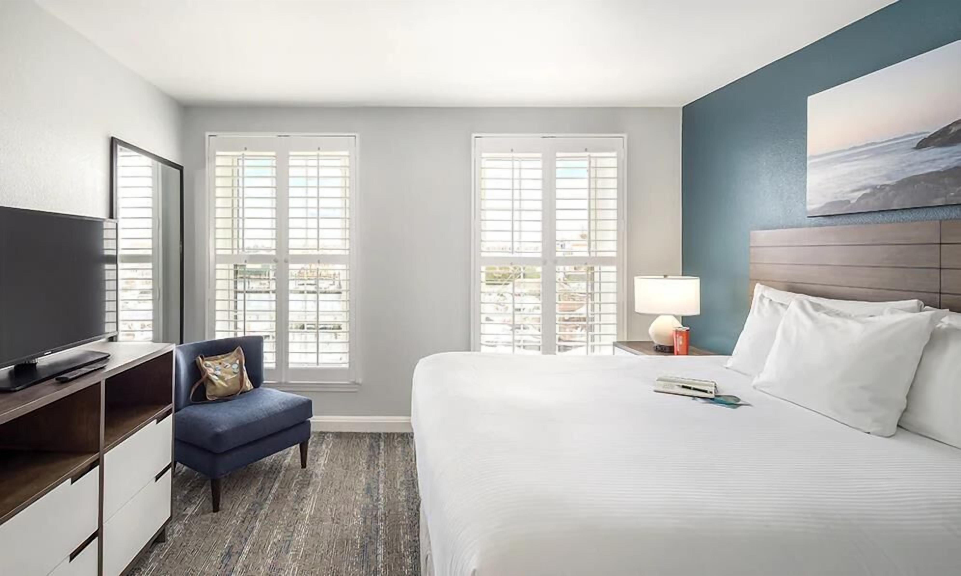HARBOR FRONT Resort on Thames St close to Shops & Bars!