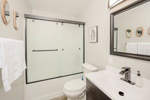 Badewanne, Haartrockner, Handtücher