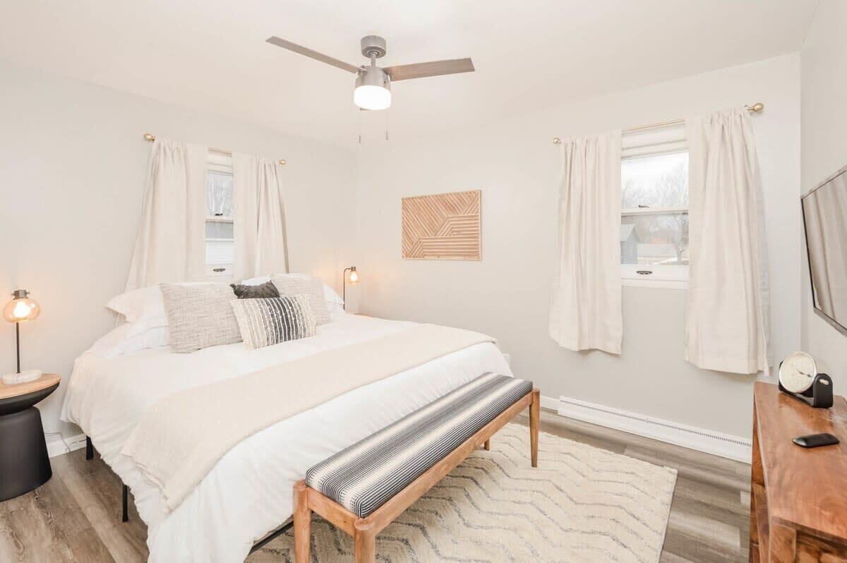 3 bedrooms, iron/ironing board, WiFi, bed sheets