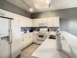 Fridge, microwave, oven, stovetop - Super close to Disney, 4BR/3BA,Next to the mall(restaurants) (Kissimmee)