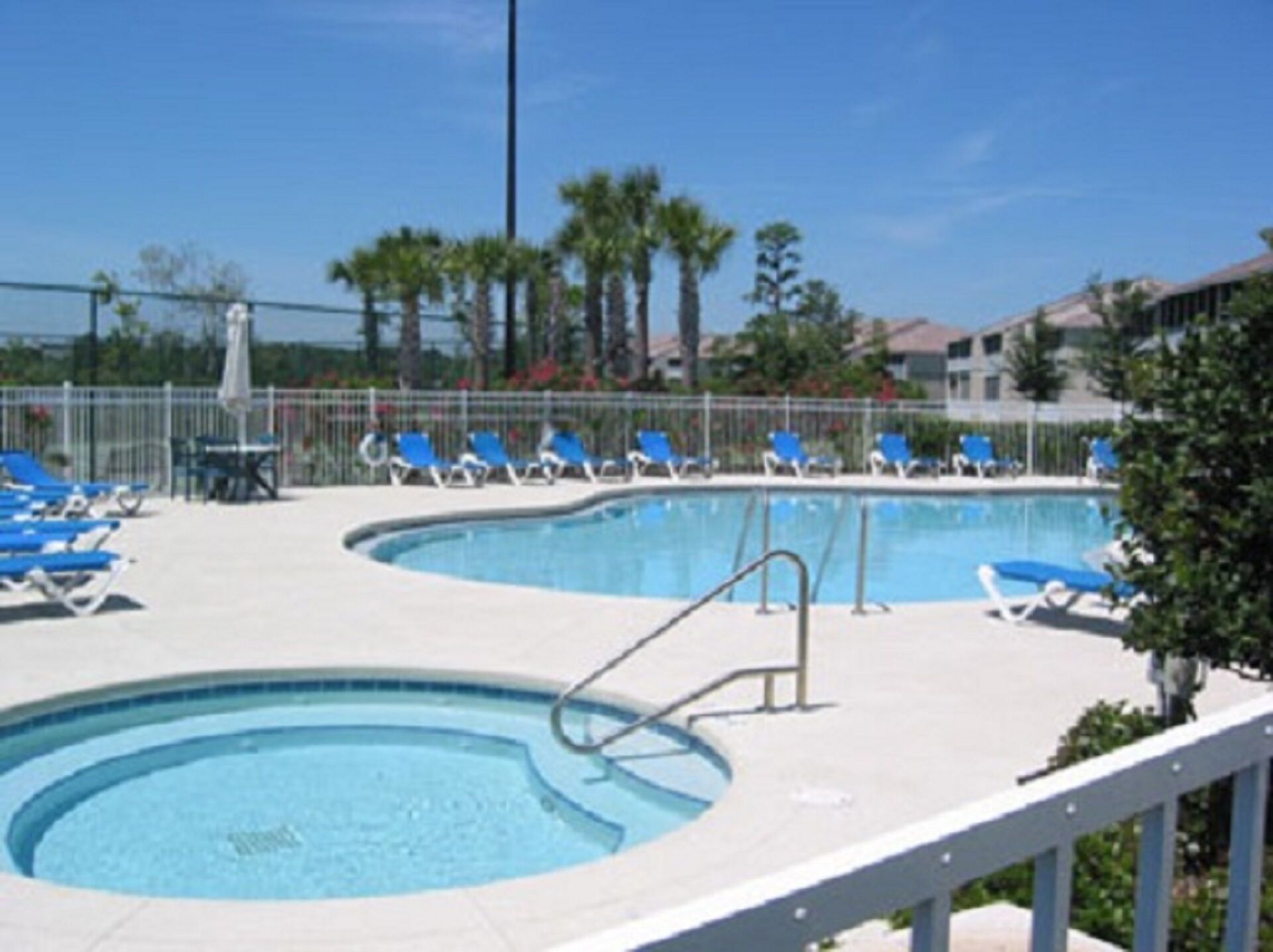 Een buitenzwembad en een verwarmd zwembad