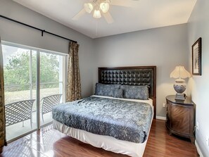 4 bedrooms, iron/ironing board, WiFi, bed sheets - Super close to Disney, 4BR/3BA,Next to the mall(restaurants) (Kissimmee)