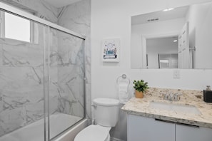 Dusche, Haartrockner, Handtücher, Seife