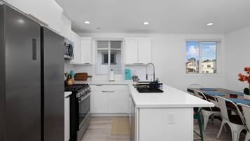 Jääkaappi, mikroaaltouuni, uuni, liesi