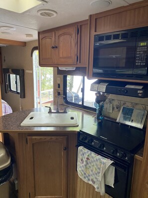 Jääkaappi, mikroaaltouuni, uuni, liesi