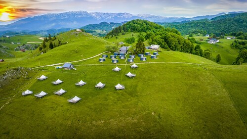 Ursa Mica Glamping Resort