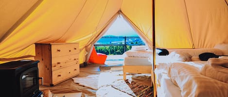 Deluxe tent, meerdere bedden, sauna, uitzicht op bergen | Luxe beddengoed, bedden met traagschuimmatras, individueel gedecoreerd