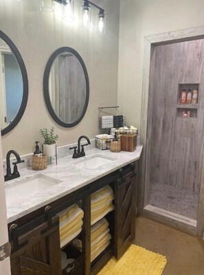 Shower, hair dryer, towels, soap - Sunshine Casita! A quiet country setting. Short drive to Palo Duro Canyon. (Canyon)