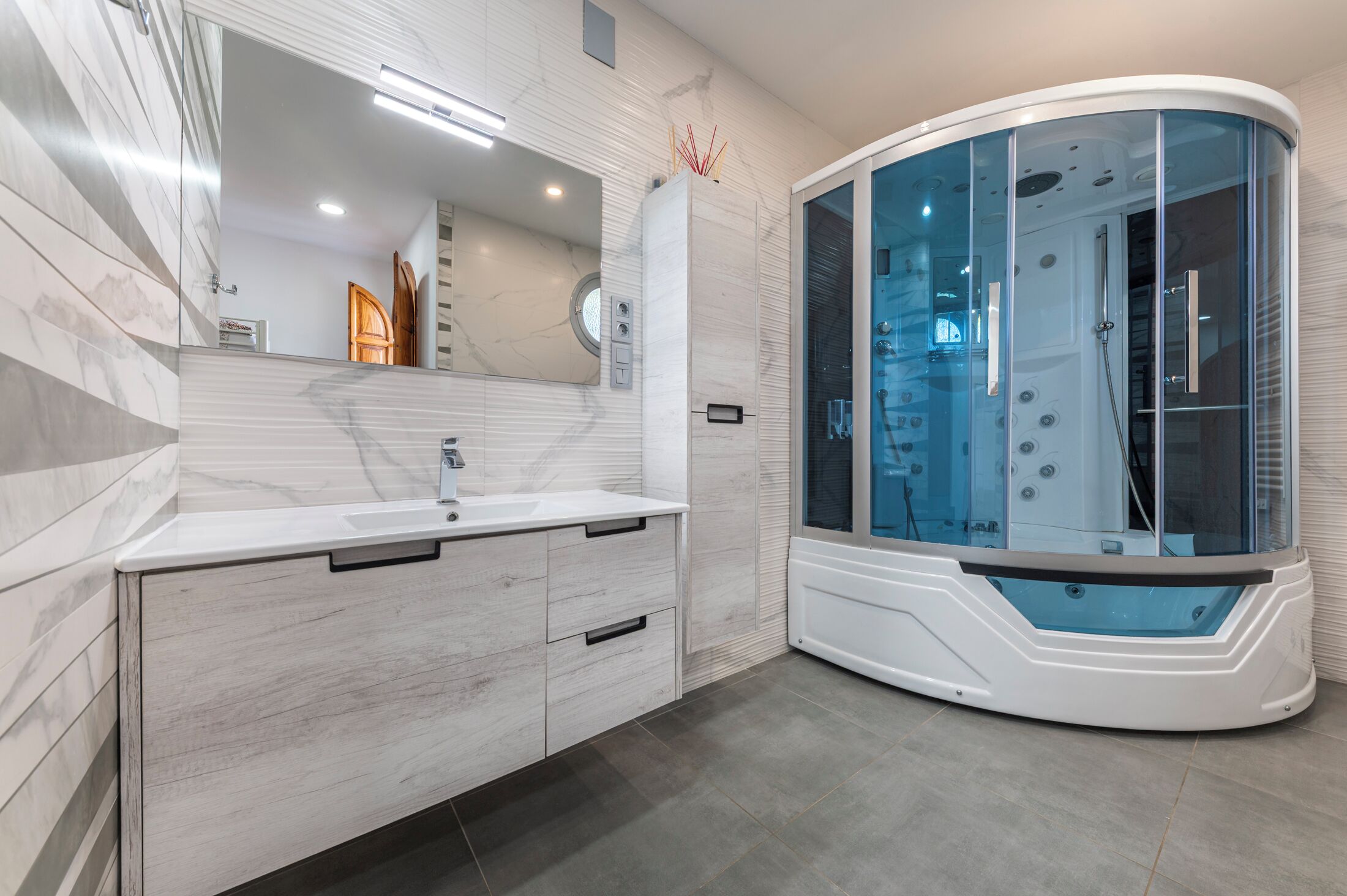 Een douche, een bubbelbad, een haardroger, een bidet