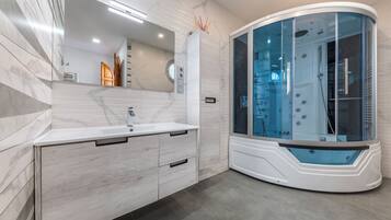 Een douche, een bubbelbad, een haardroger, een bidet