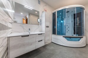 Douche, baignoire à jets, sèche-cheveux, bidet