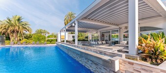 Large villa with huge garden and swimming pool, perfect for groups and events