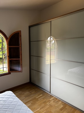 7 bedrooms, travel cot, free WiFi, bed sheets