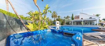 Large villa with huge garden and swimming pool, perfect for groups and events