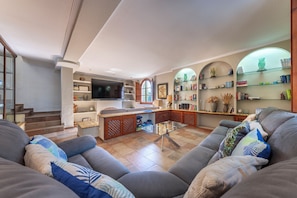 Smart TV, fireplace