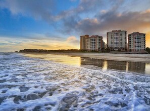 On the beach, beach towels - 4th of July week price reduced! Luxurious ocean view with generous amenities!! (Myrtle Beach)
