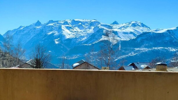 Une vue sur une montagne avec une antenne parabolique au premier plan.
