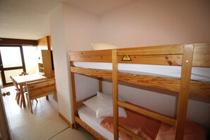 WiFi, bed sheets