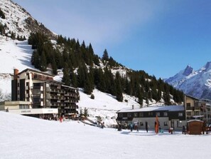 Exterior - 10m from resort center, 2nd floor, view open, balcony, tv, ski locker, 23m², Auris en Oisans (Auris)