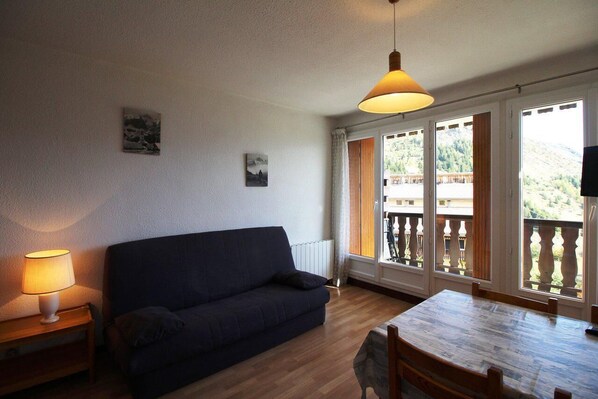 Living area - 10m from ski slopes, Ground floor, view mountain, balcony, tv, ski locker, 23m², Auris en Oisans (Auris)