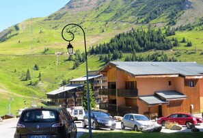 Exterior - 50m from resort center, Ground floor, view mountain, balcony, parking, ski locker, 23m² (Auris)