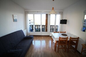 Living area - 50m from resort center, Ground floor, view mountain, balcony, parking, ski locker, 23m² (Auris)