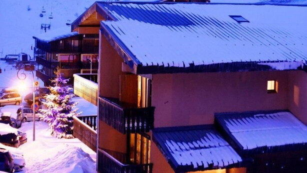 A snow-covered building with a balcony and a small window. - 50m from resort center, Ground floor, view mountain, balcony, parking, ski locker, 23m² (Auris)