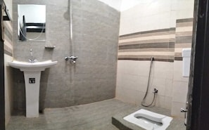Deluxe Triple Room | Bathroom | Shower, designer toiletries, towels, soap - Hotel Sky Inn (Rawalpindi)