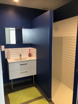 Shower, hair dryer - Appartement Calme (Saint-Amand-les-Eaux)