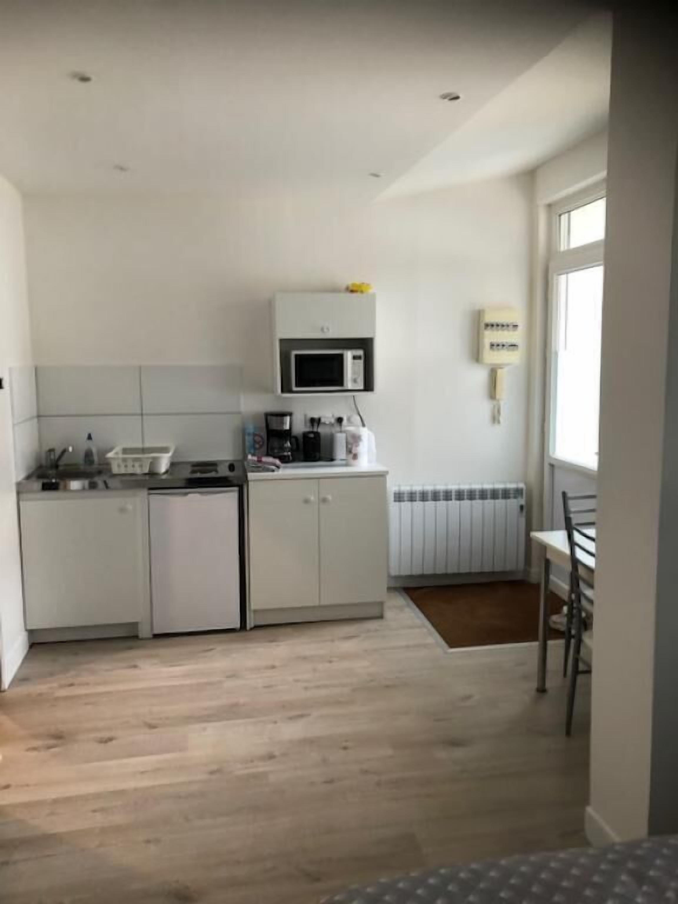 Kühlschrank, Mikrowelle, Herdplatte, Wasserkocher mit Kaffee-/Teezubehör