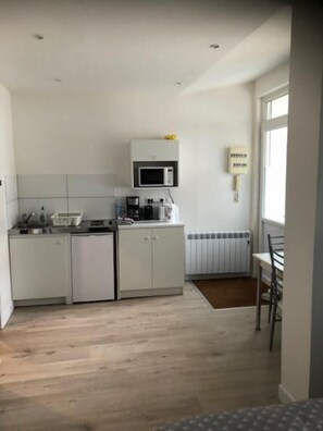 Réfrigérateur, micro-ondes, plaque de cuisson, cafetière/bouilloire