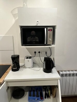 Fridge, microwave, stovetop, coffee/tea maker - Appartement Calme (Saint-Amand-les-Eaux)
